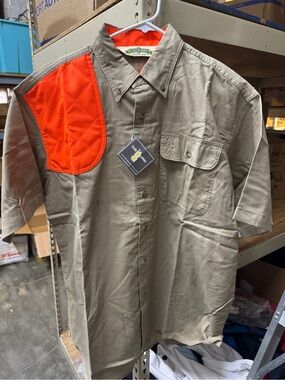 Men's Short-Sleeve Hunting Shirt in Khaki. Size Large. NWT